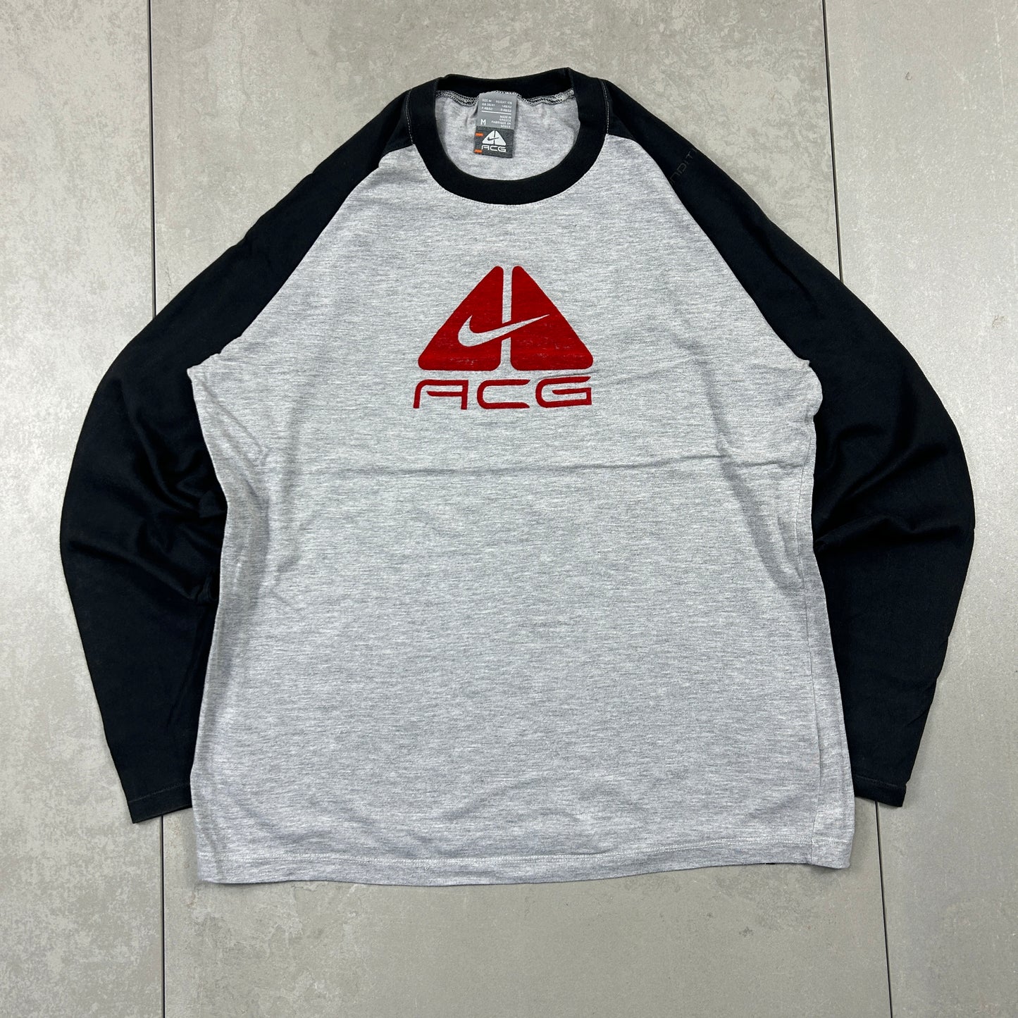 Vintage Nike ACG Embroidered Graphic Long Sleeve T-Shirt - M