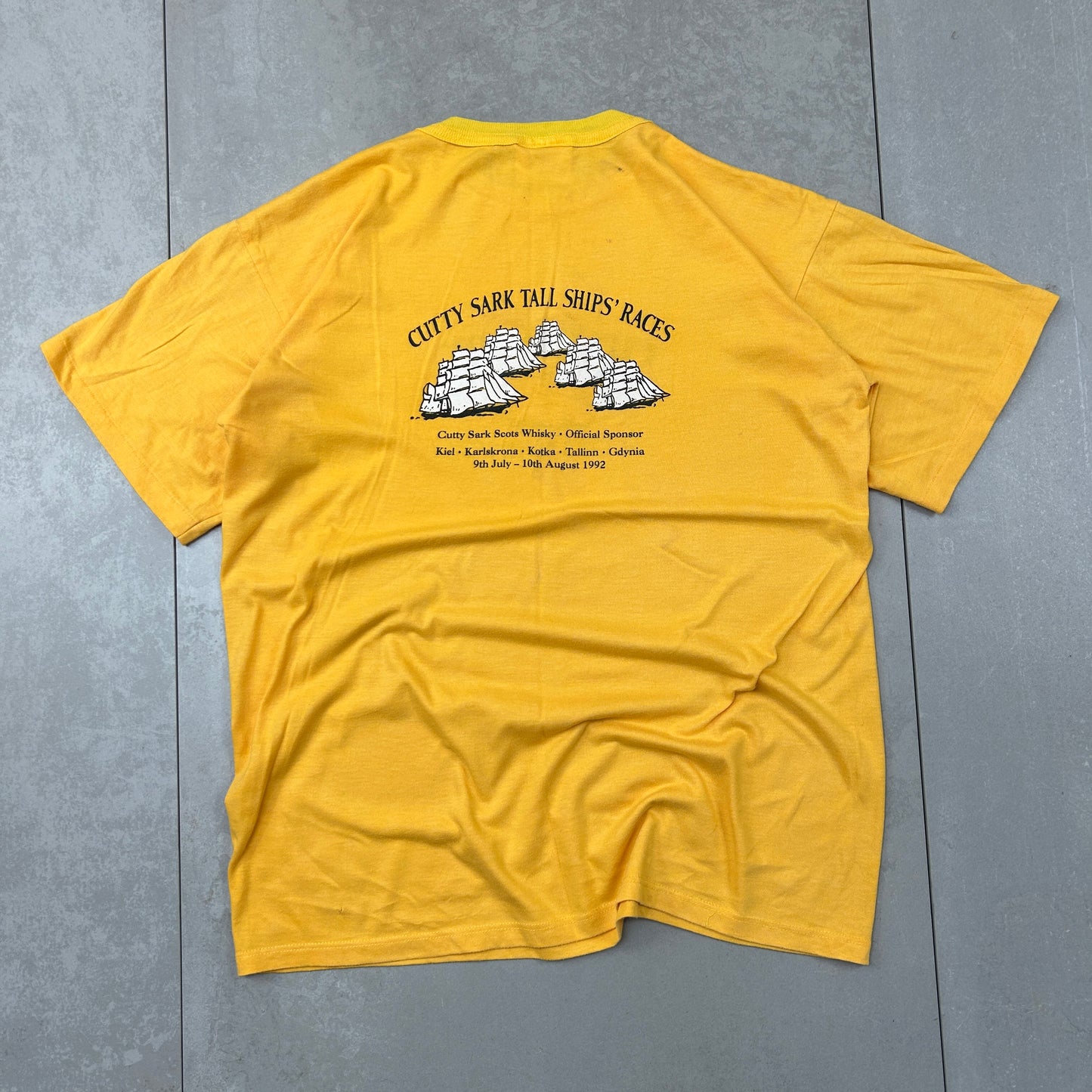 Vintage 1992 Cutty Sark Whiskey Single Stitch Yellow Graphic T-Shirt - M