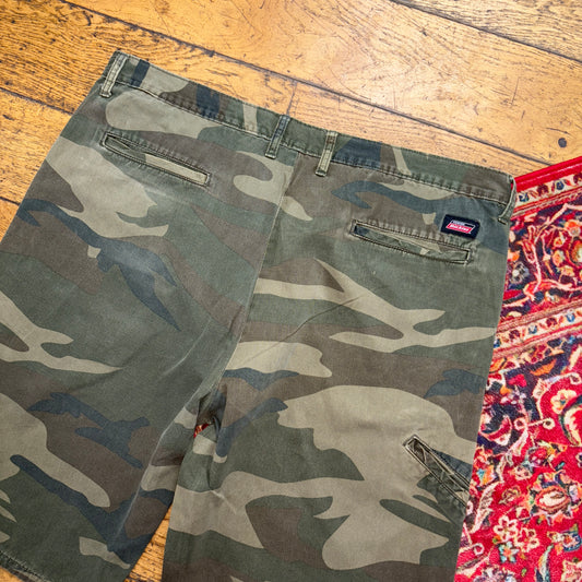 Vintage Dickies Green Camo Workwear Carpenter Baggy Shorts - 40