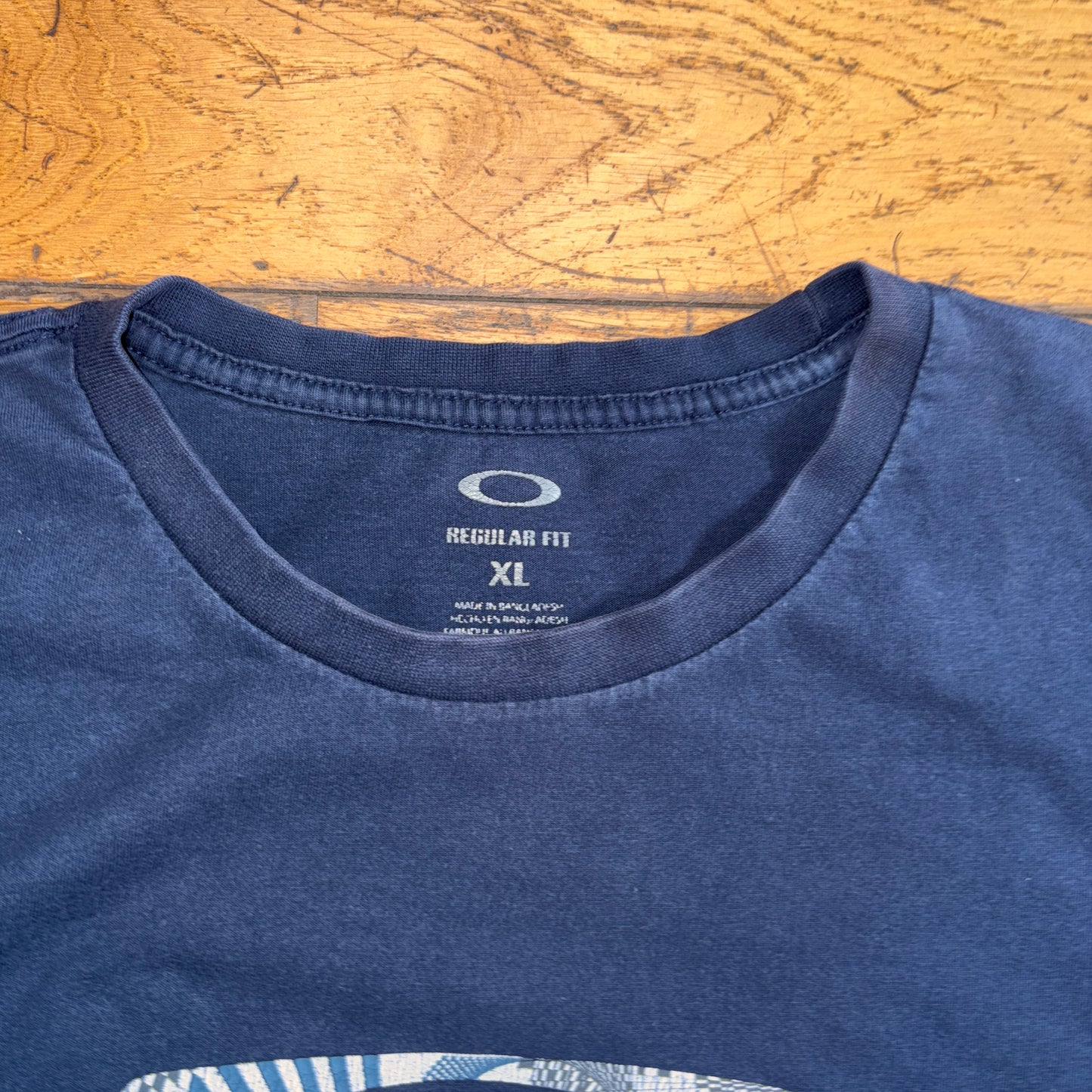 Vintage Oakley Navy Y2K Graphic T-Shirt - L