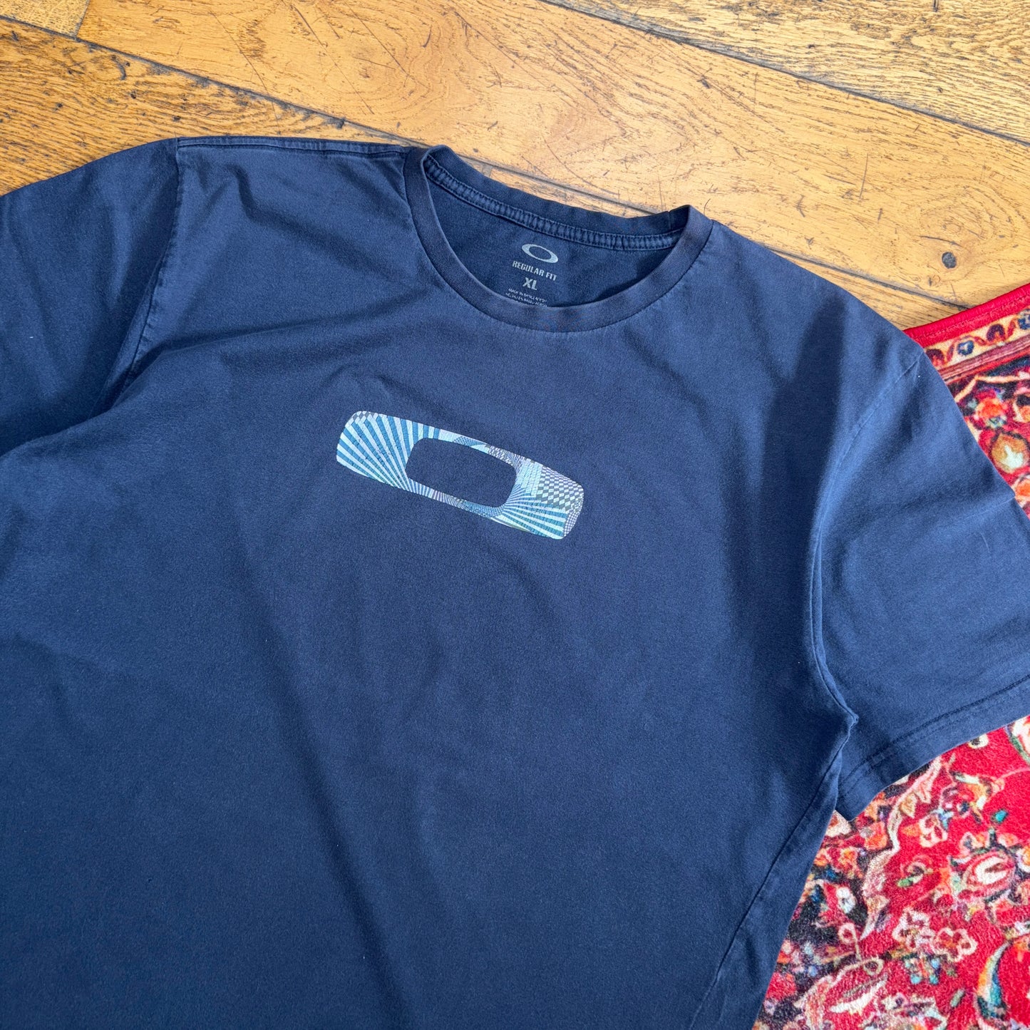 Vintage Oakley Navy Y2K Graphic T-Shirt - L