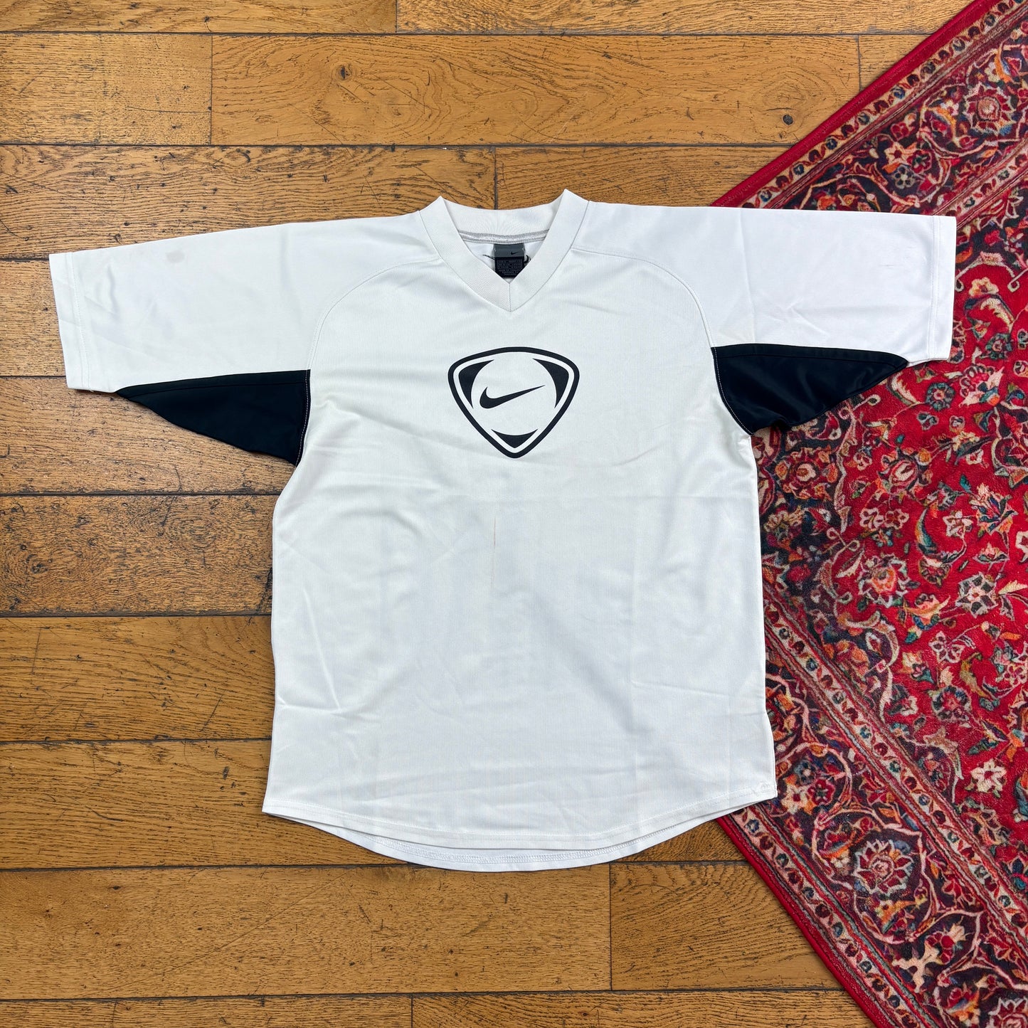 Vintage Nike Y2K White Graphic T-Shirt - S