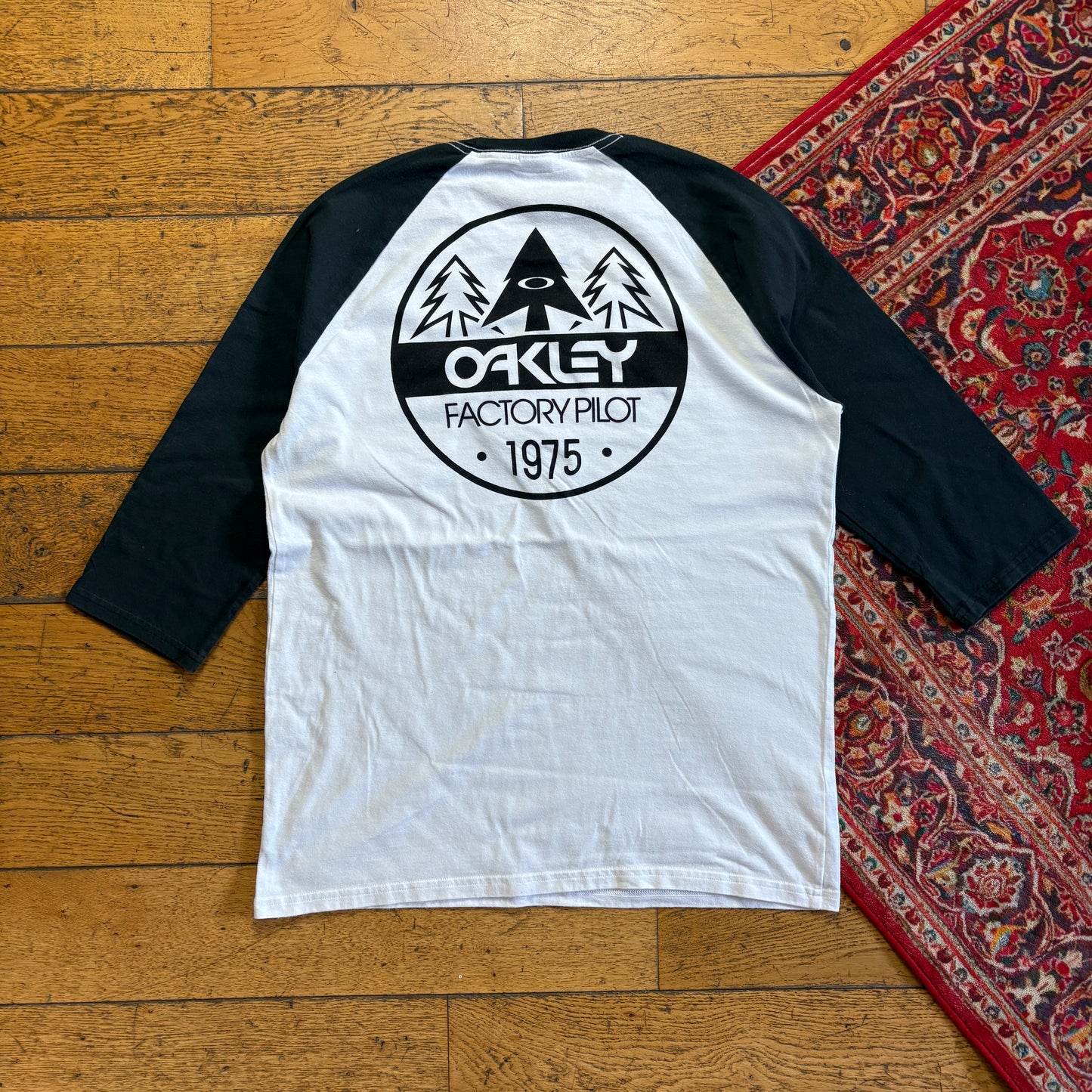 Vintage Oakley White Raglan Graphic T-Shirt - M