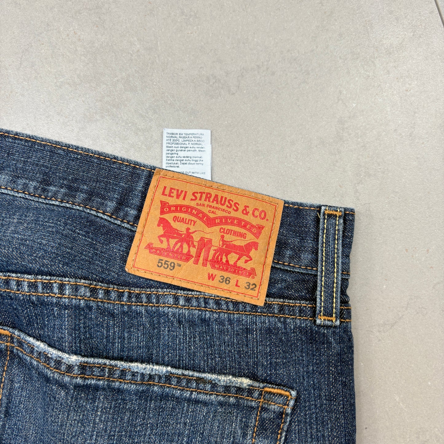 Vintage Levis 559 Baggy Blue Denim Jeans - 38