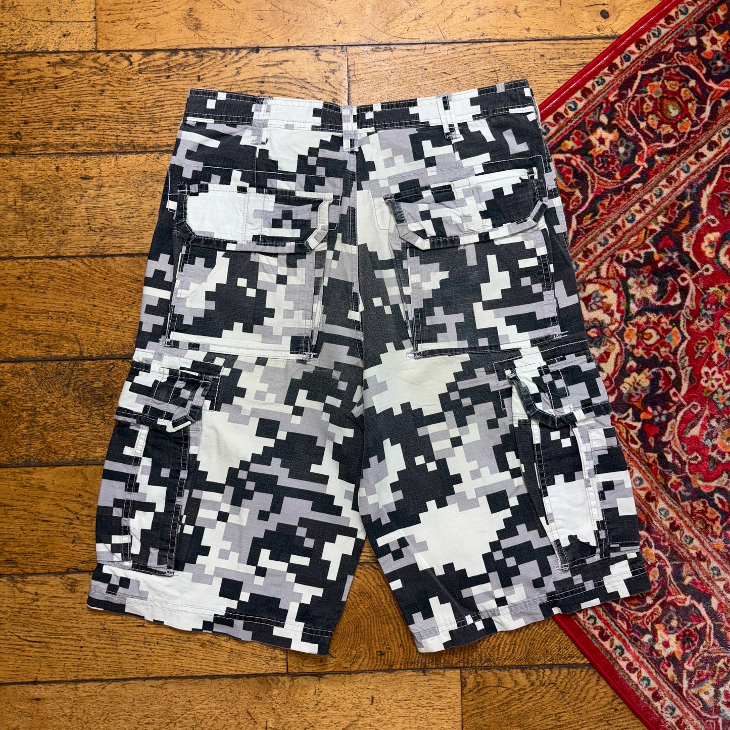 Vintage White Black Grey Digi Camo Cargo Baggy Shorts Foot Locker - 33