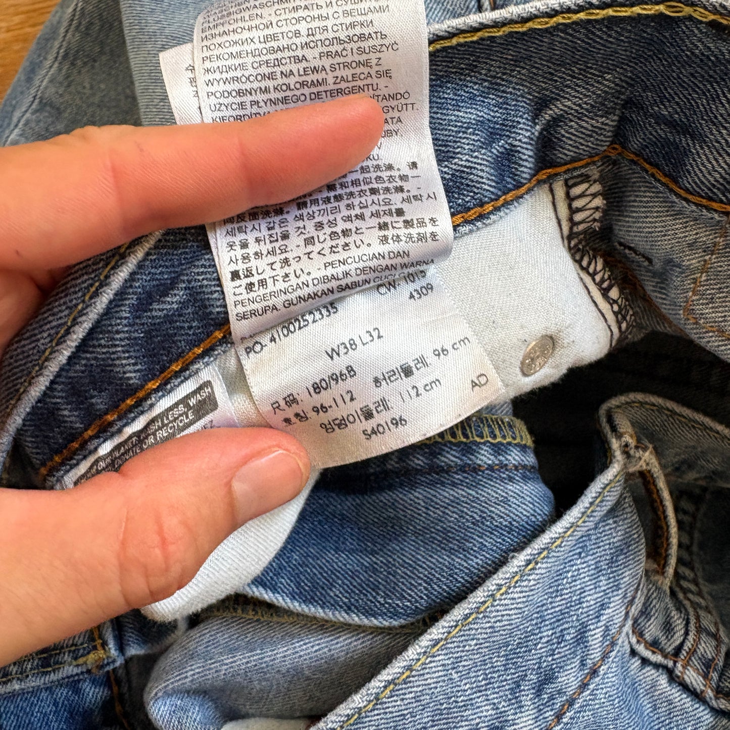Vintage Levis 550 Baggy Blue Denim Jeans - 38R