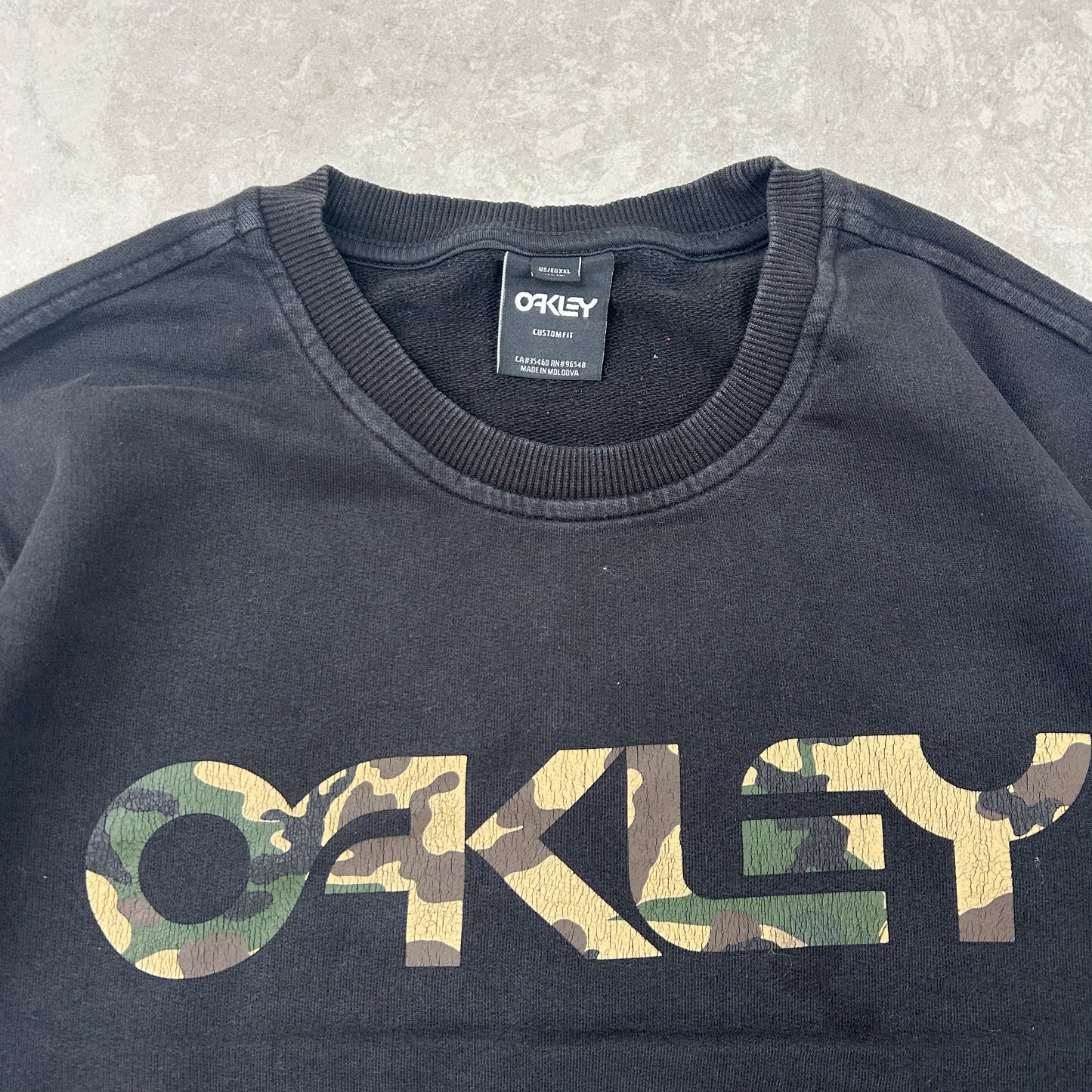 Vintage Oakley Black Spellout Camo Embroidered Sweatshirt - M