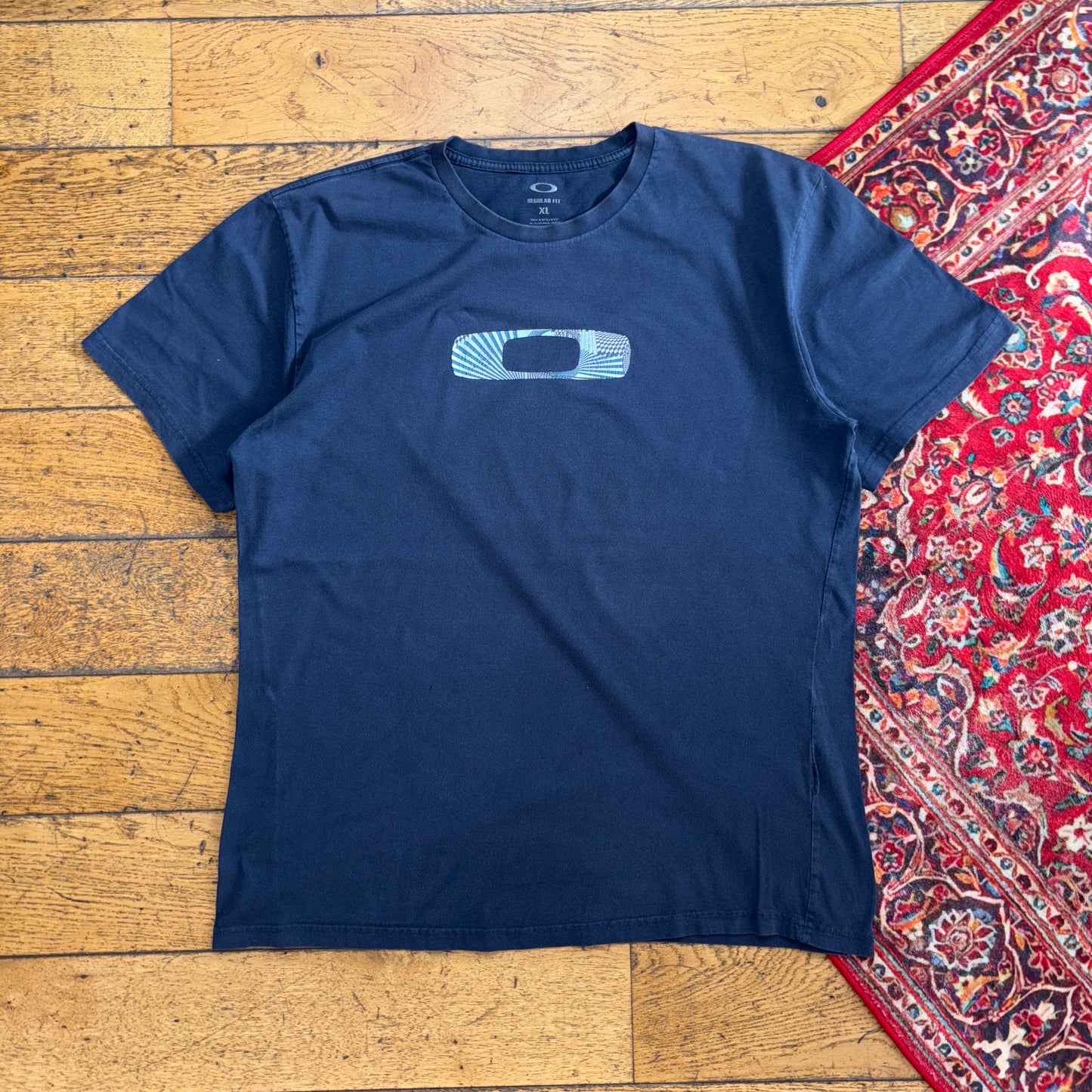 Vintage Oakley Navy Y2K Graphic T-Shirt - L