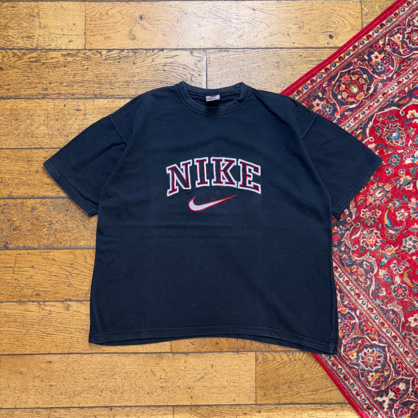 Vintage Nike Black Embroidered Boxy Cropped Graphic T-Shirt - M