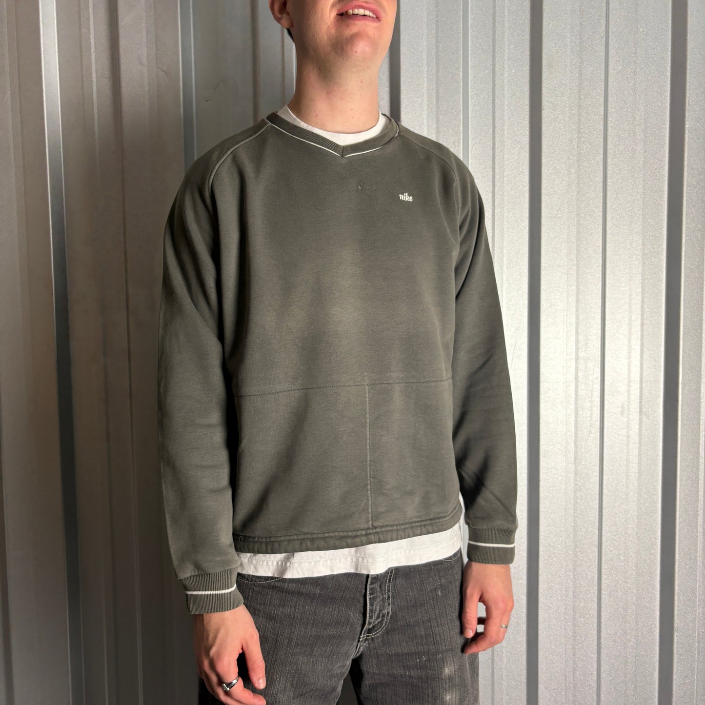 Vintage Nike 00s Y2K Grey Boxy Embroidered Sweatshirt - L