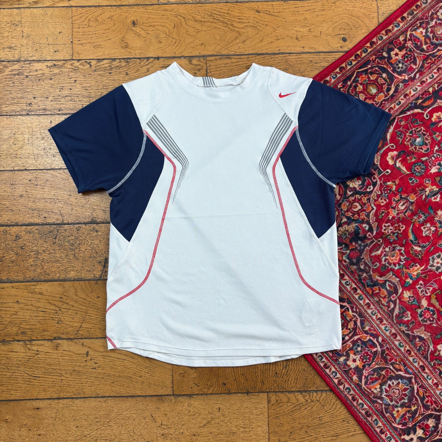 Vintage Nike Y2K White Graphic T-Shirt - S