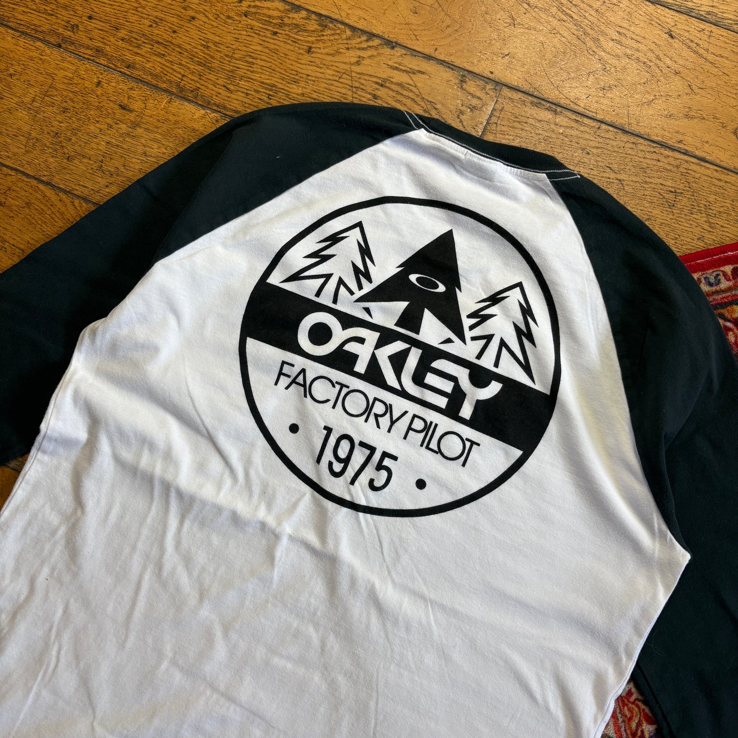 Vintage Oakley White Raglan Graphic T-Shirt - M