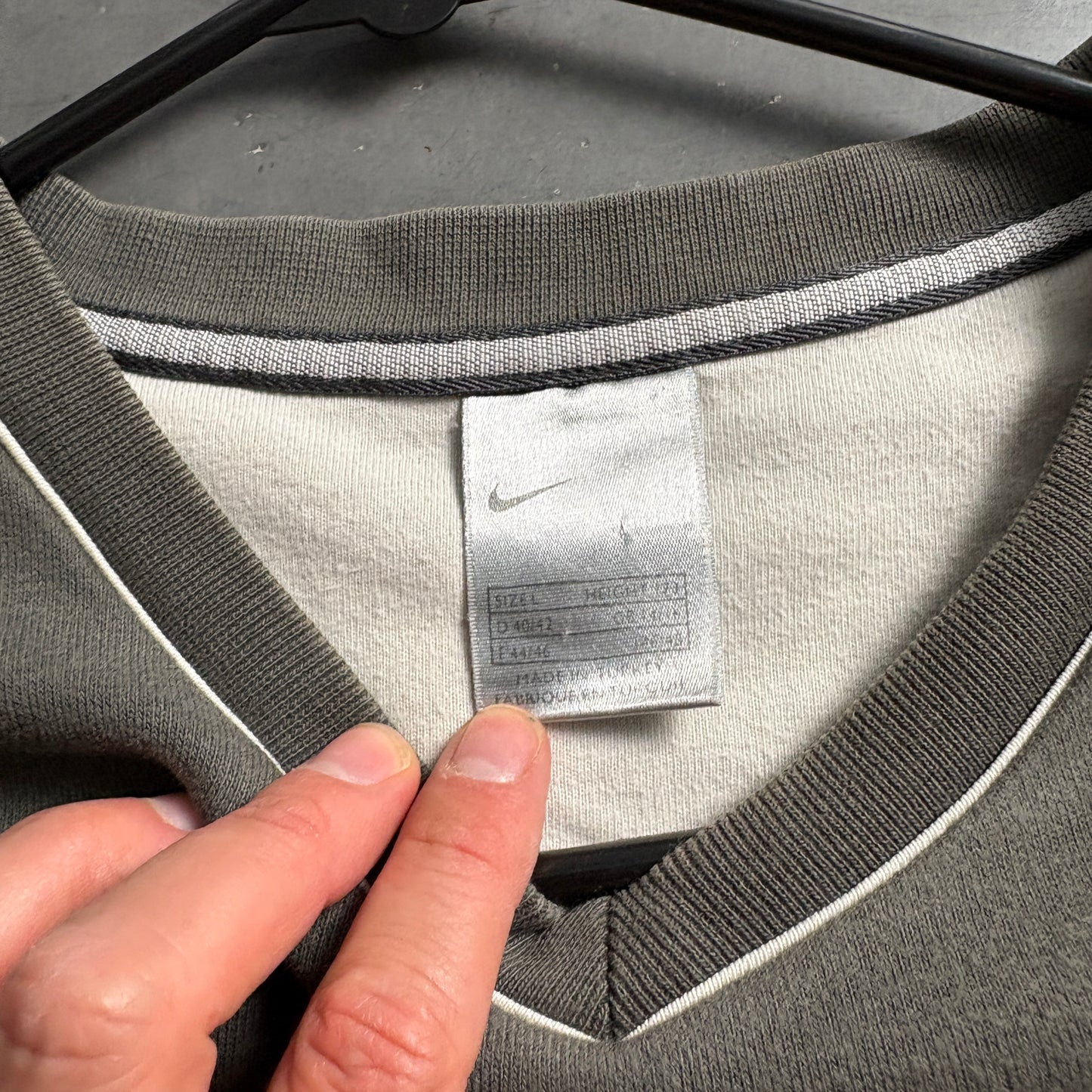 Vintage Nike 00s Y2K Grey Boxy Embroidered Sweatshirt - L